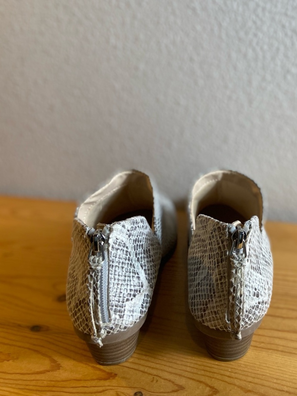 Reaction Kenneth Cole~Textured~Snakeskin~Faux Leather~Block Heel~Bootie~Size 6 - Picture 6 of 15
